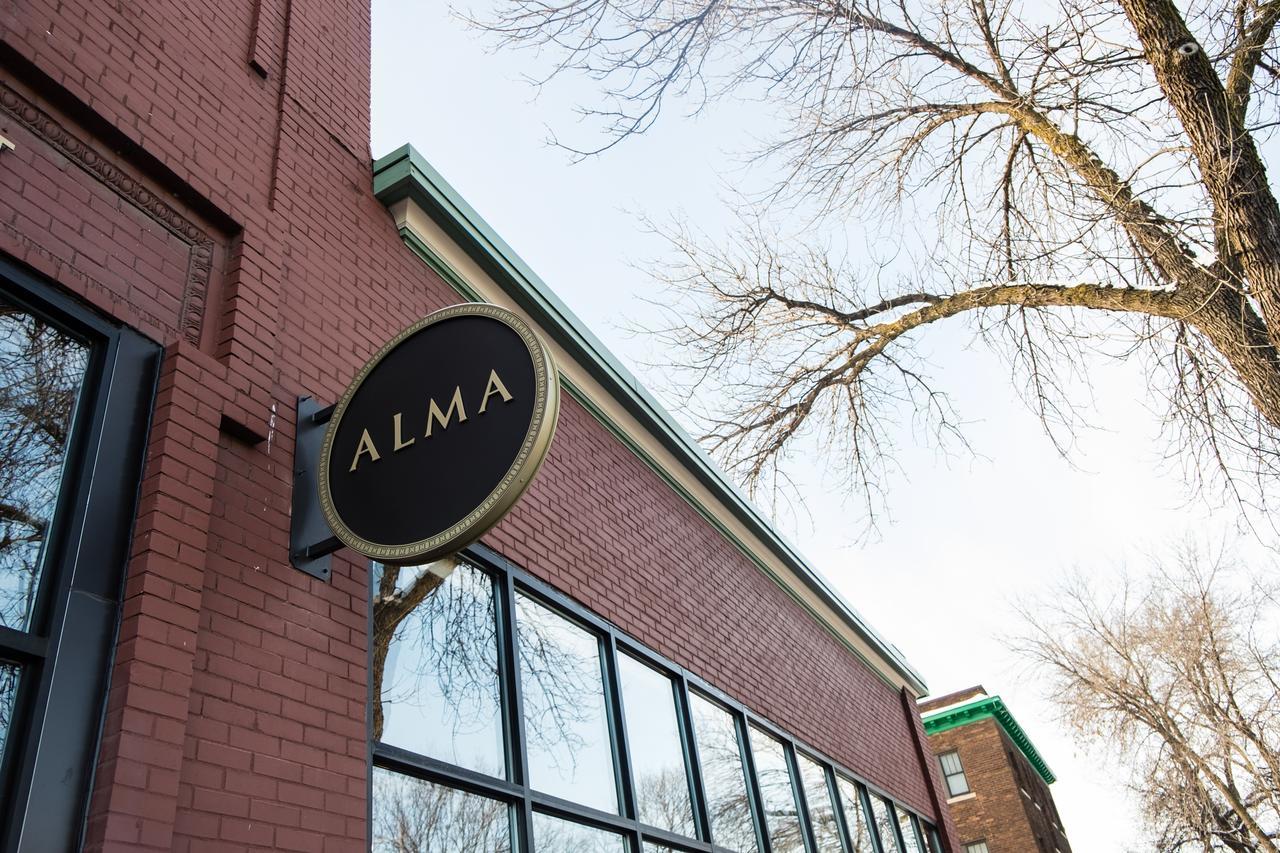 Hotel Alma Минеаполис Екстериор снимка